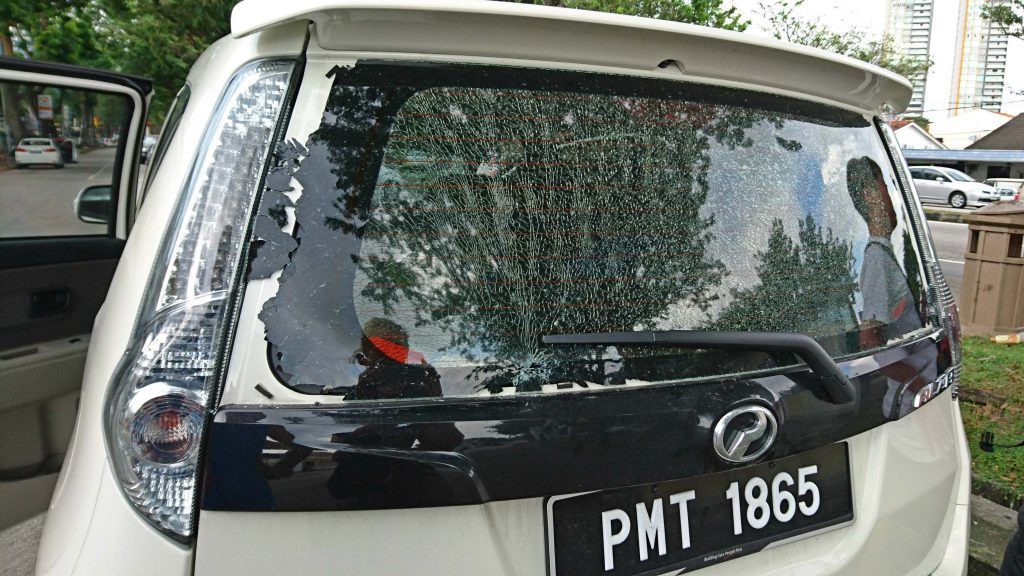 Vidrio destrozado después del piedrazo de los taxistas locales
